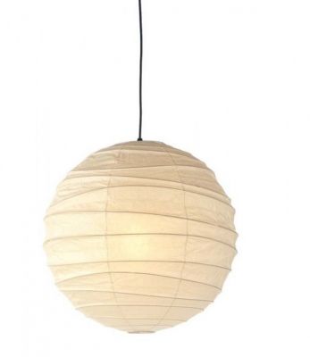 Nahaufnahme der Akari Pendelleuchte von Vitra, eine runde Papierlampe mit warmem Licht.